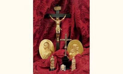 null Crucifix avec Christ en bronze doré et croix en chêne plaqué d'ébène. Tête penchée...