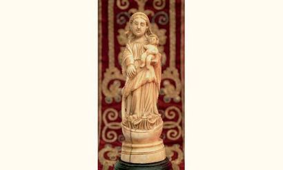 null Vierge à l'Enfant en ivoire sculpté en ronde-bosse debout sur une nef ; base...
