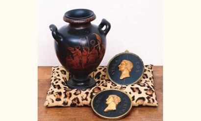 null Vase de forme balustre en céramique à couverte noire à décor de scènes antiques,...