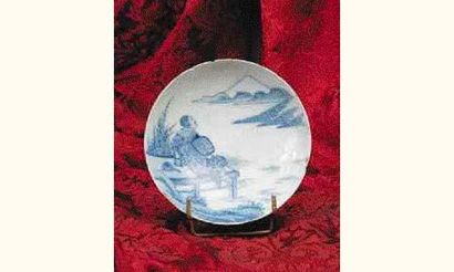 null JAPON : NABESHIMA : Très rare coupe ronde sur pied. Décorée en bleu sous couverte...