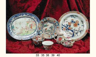 null CHINE/COMPAGNIE DES INDES : Assiette ronde creuse décorée dans la palette Imari...