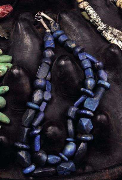 Collier composé de perles en lapis lazuli...