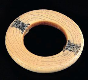 Bracelet Dinka en forme d'anneau plat à décor...