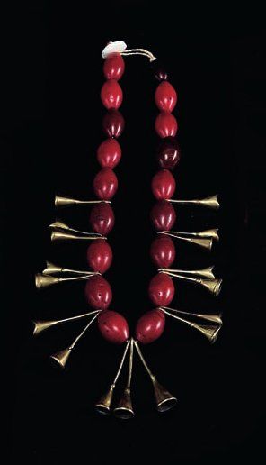 null Collier composé de 18 perles en verre rouge et 17 clochettes en bronze Nagaland...