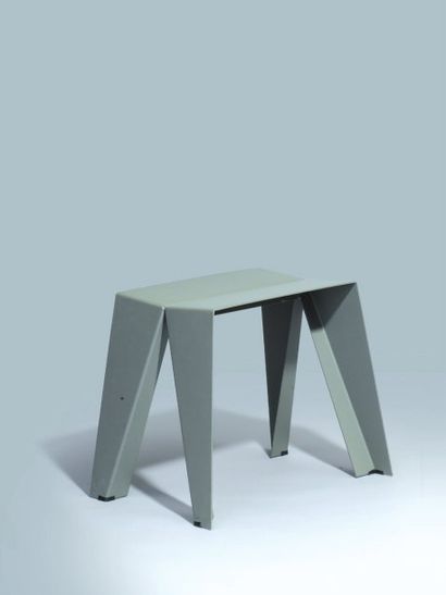 Bieke Hoet Prototype Tabouret «Fold» à assise légèrement concave réalisé à partir...