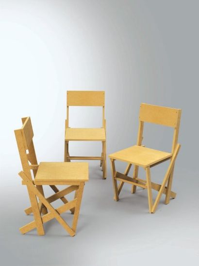 Tom De Vrieze Prototypes Suite de trois chaises «La MDF» en MDF brut à peindre. 2007....