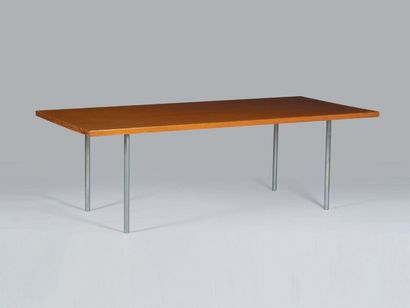 Poul Kjærholm (1929-1980) Grande table à plateau rectangulaire en pin d'Oregon reposant...