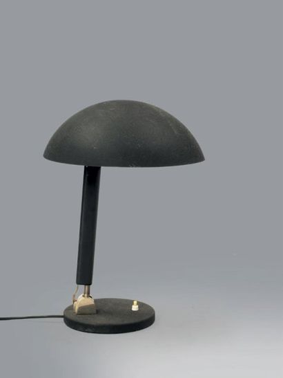 Karl trabert (1858-1910) Lampe de bureau, composée d'un cache-ampoule en aluminium...