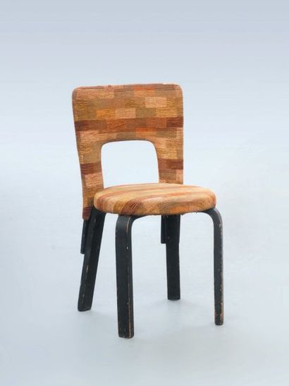 Alvar Aalto (1898-1976) Chaise "n°69" à assise et dossier en bouleau noirci contreplaqué...