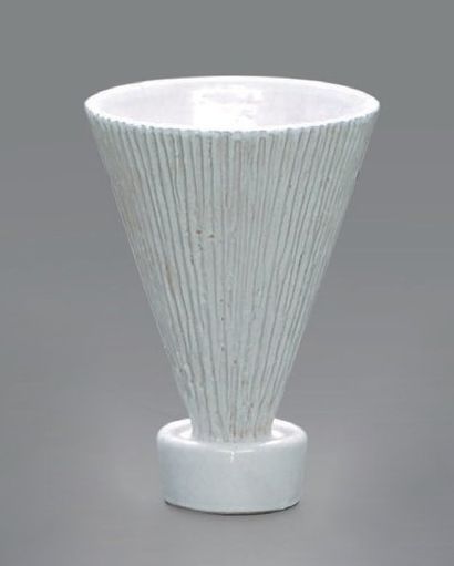 null Lampe en forme de vasque sur piédouche à décor de stries en céramique blanche...