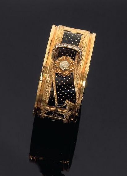 null Parure à décor ceinture en or et émaux noirs composé d'un bracelet rigide ouvrant...
