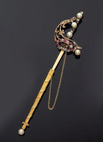null Epingle de jabot en or représentant une épée dans son fourreau orné de perles...