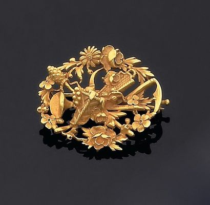 null Broche en or finement ciselé en forme de couronne de feuillages et fleurs ornée...