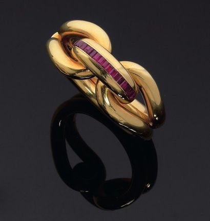 René Boivin. Années 1938-1940 Bracelet rigide ouvrant en forme de noeud stylisé....