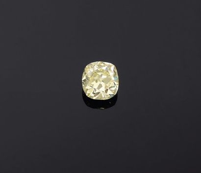 null Bague ornée d'important diamant Fancy light yellowde forme coussin. Monture...