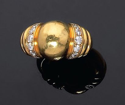 Boucheron. Années 1980 Bague jonc en or jaune 18 karats formée d'une boule soulignée...