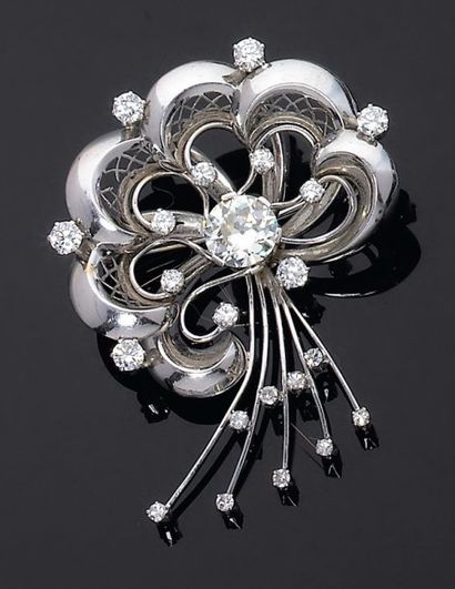 null Broche en forme de grosse fleur ornée au centre d'un diamant brillanté principal....