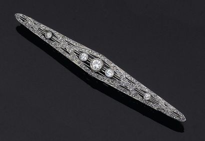 null Barrette losangique à décor rubanné rehaussé de diamants brillantés (TA) et...