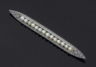 Mauboussin. Années 1920 Longue barrette ornée d'une ligne de perles fines dans un...