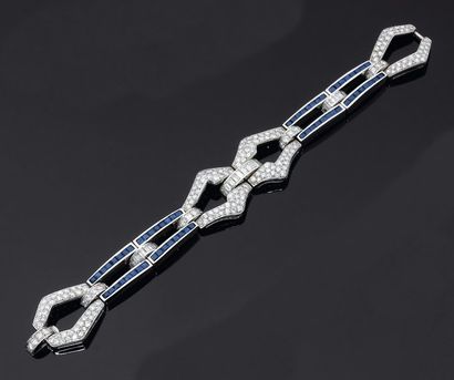 null Bracelet lanière à larges boucles pavées de diamants réunies par des lignes...