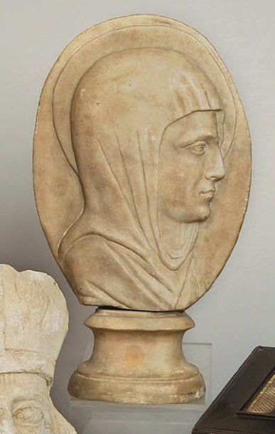 null Bas Relief en marbre ou albâtre représentant le buste de la Vierge de profil...