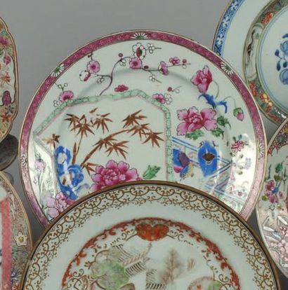 null Paire d'assiettes à décor polychrome en émaux de la famille rose d'une terrasse...