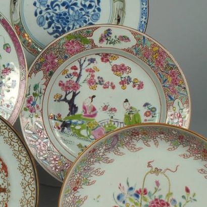 null Assiette à décor polychrome en émaux de la famille rose de deux jeunes femmes...