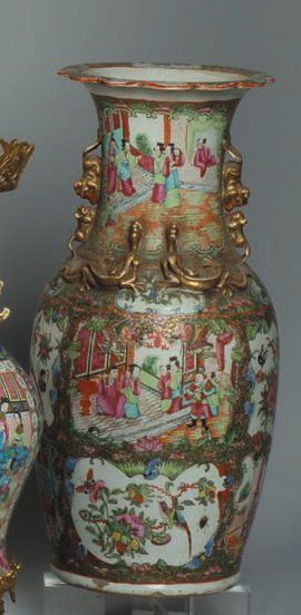 Paire de vases en porcelaine Canton à décor...