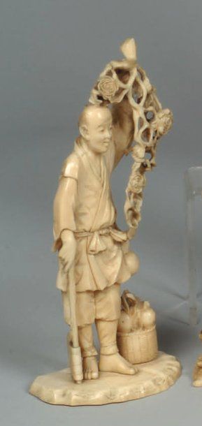Okimono en ivoire sculpté représentant un...