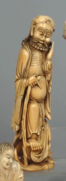 null Okimono en ivoire sculpté représentant un immortel tenant une calebasse. Travail...