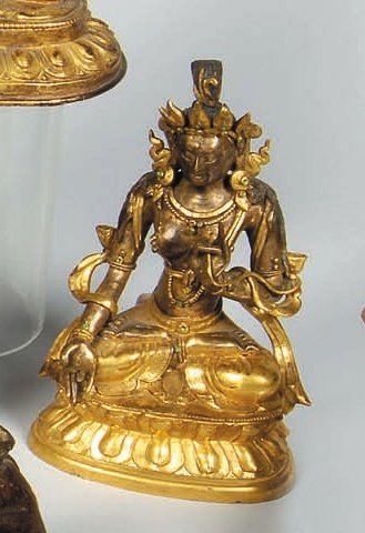 null Tara Inde Bronze doré avec des rehauts émaillé vert. Travail sino-tibétain....