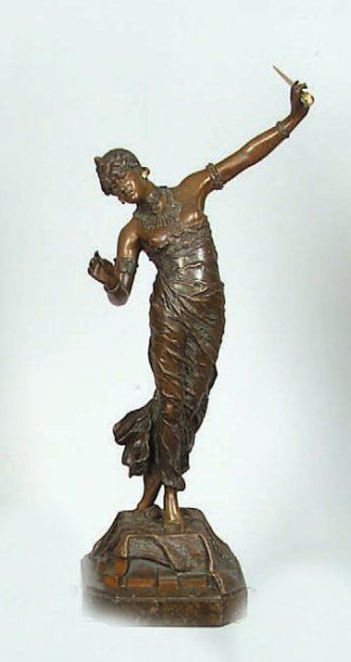 null Alfred Rosse Danseuse orientale tenant un sceptre. Bronze patiné, signé Fr....