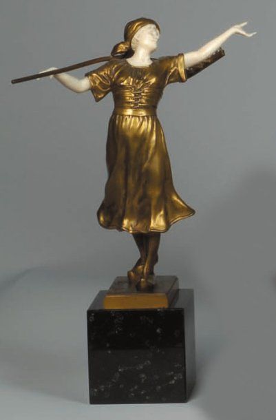 Schmidt-Felling (1835-1920) Statuette de jeune femme au rateau en ivoire et bronze...