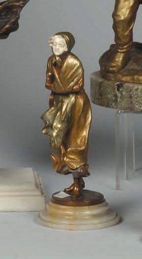 Dominique Alonzo (?-?) Statuette de frileuse à la guitare en ivoire et bronze à deux...