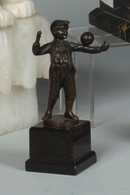 Lange (d'après / naar) Statuette de jeune jongleur en bronze patiné; socle en marbre....
