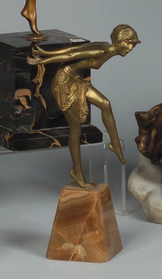 Demetre H. Chiparus (1888-1950) Statuette de danseuse en bronze à patine or; socle...