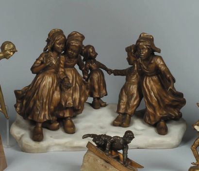 Joseph D'Aste Groupe de cinq enfants en bronze patiné; base en marbre. Signé. Groep...