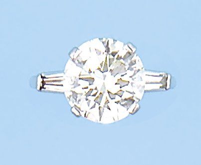 null Bague solitaire en or gris ornée d'un diamant taillé en brillant épaulé de deux...