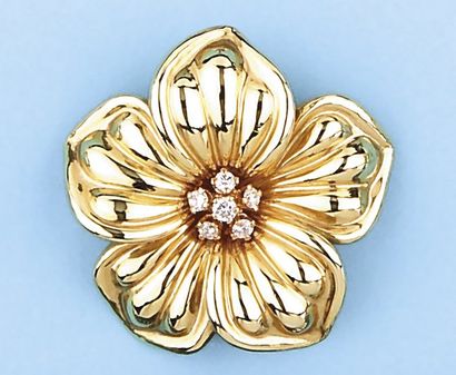 VAN CLEEF & ARPELS Broche "Fleur" en or jaune ornée de six diamants taillés en brillant....