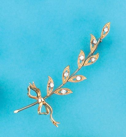 null Broche "Feuille" en or jaune ornée de huit diamants taillés en brillant. Signé...