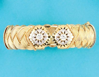 null Bracelet rigide ouvrant en or jaune orné de deux motifs sertis chacun d'un diamant...