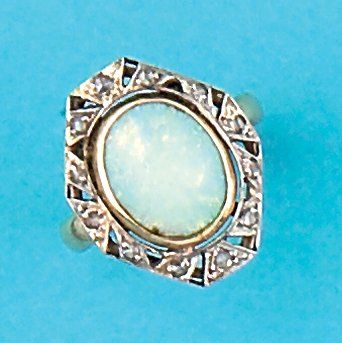 null Bague en platine et or jaune ornée d'une opale dans un entourage de diamants...