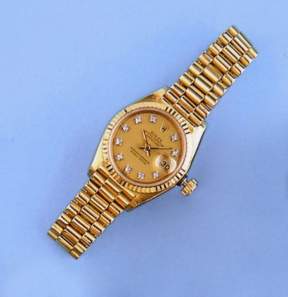 ROLEX OYSTER PERPETUAL DATE JUST - Bracelet montre de dame en or jaune. Cadran or....