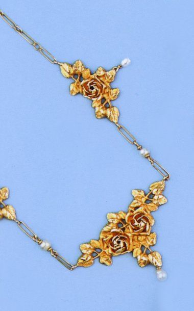null Collier "Draperie" en or jaune à décor floral orné de perles fines. P. 7,6g...