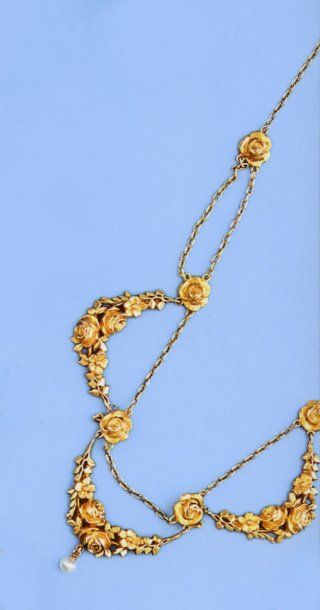 null Collier draperie en or jaune à décor de guirlande de fleurs et perles fines....