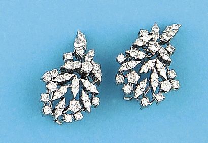 null Paire de boucles d'oreilles "Gerbe" en or gris entièrement serties de diamants....