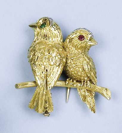 CARTIER Broche "Oiseau" en or jaune. les yeux sertis d'une émeraude, d'un rubis et...