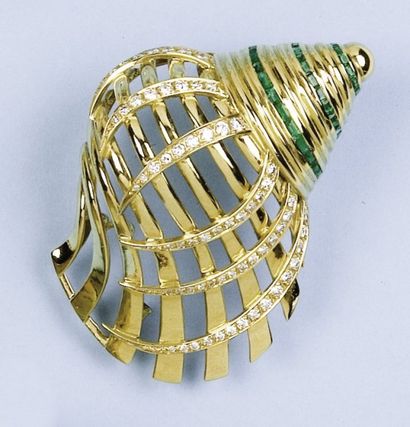 MELLERIO Broche "Escargot" en or jaune à décor ajouré sertie de diamants et d'émeraudes...