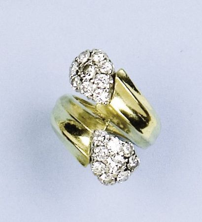 null Bague « Toi et Moi » en or jaune et or gris ornée de deux motifs pavés de diamants....