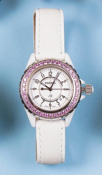 CHANEL J12. Montre de poignet en or gris et céramique blanche. La lunette sertie...